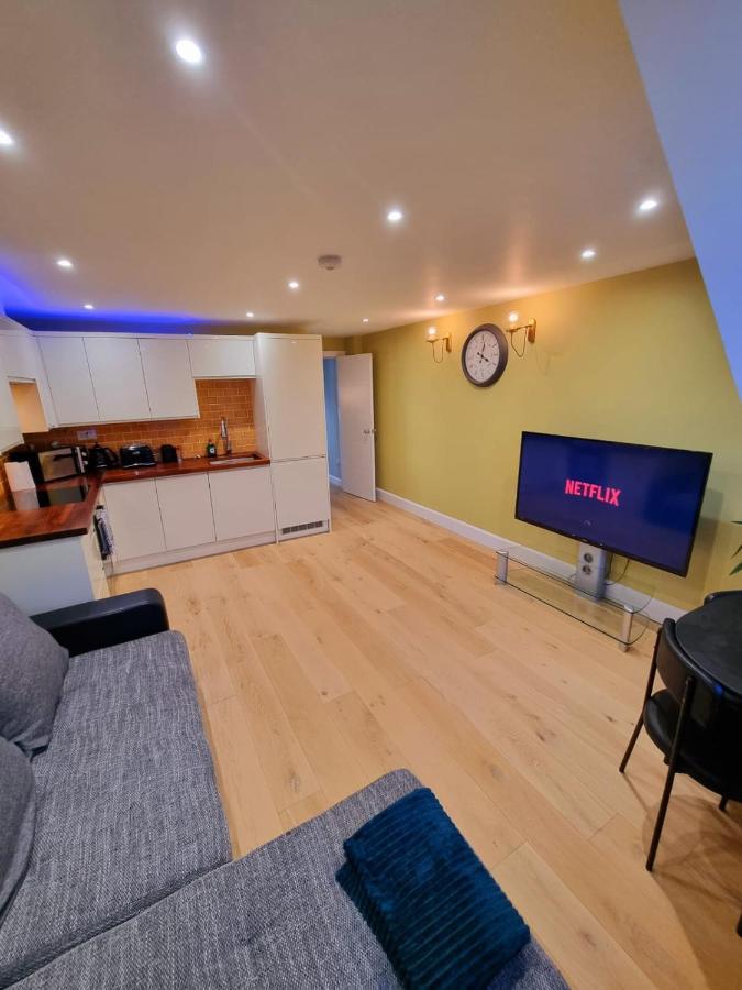 Stylish London Apartment With Terrace & Parking Bagian luar foto