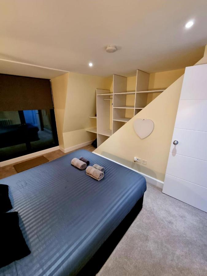 Stylish London Apartment With Terrace & Parking Bagian luar foto