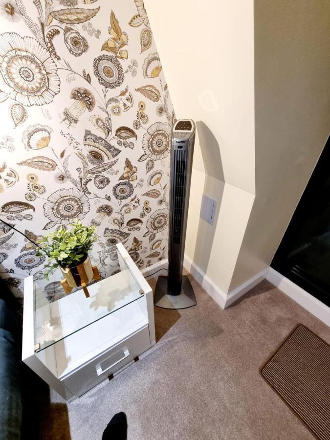 Stylish London Apartment With Terrace & Parking Bagian luar foto